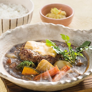 手ごねハンバーグのデミシチュー定食